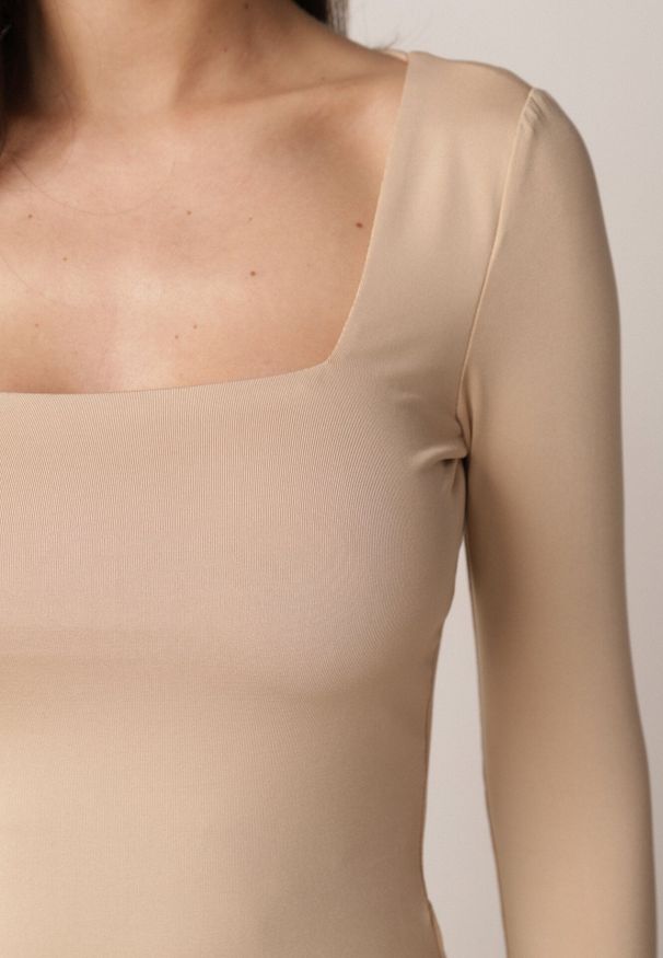 Born2be - Beżowa Elastyczna Bluzka z Kwadratowym Dekoltem z Wiskozą Doriore. Okazja: na co dzień. Typ kołnierza: dekolt kwadratowy. Kolor: beżowy. Materiał: wiskoza. Styl: elegancki, klasyczny, casual