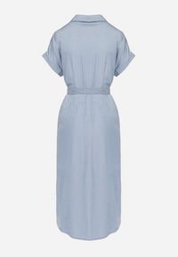 Born2be - Niebieska Sukienka Koszulowa Zapinana na Guziki z Rozcięciem Wiązana Materiałowym Paskiem Nestari. Typ kołnierza: dekolt w kształcie V. Kolor: niebieski. Materiał: materiał. Długość rękawa: krótki rękaw. Typ sukienki: koszulowe. Styl: elegancki #6