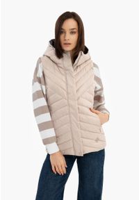 Volcano - Pikowany bezrękawnik V-ETA. Okazja: na co dzień. Typ kołnierza: kołnierzyk stójkowy, kaptur. Kolekcja: plus size. Materiał: materiał. Długość rękawa: bez rękawów. Długość: krótkie. Wzór: gładki. Styl: casual, sportowy #1