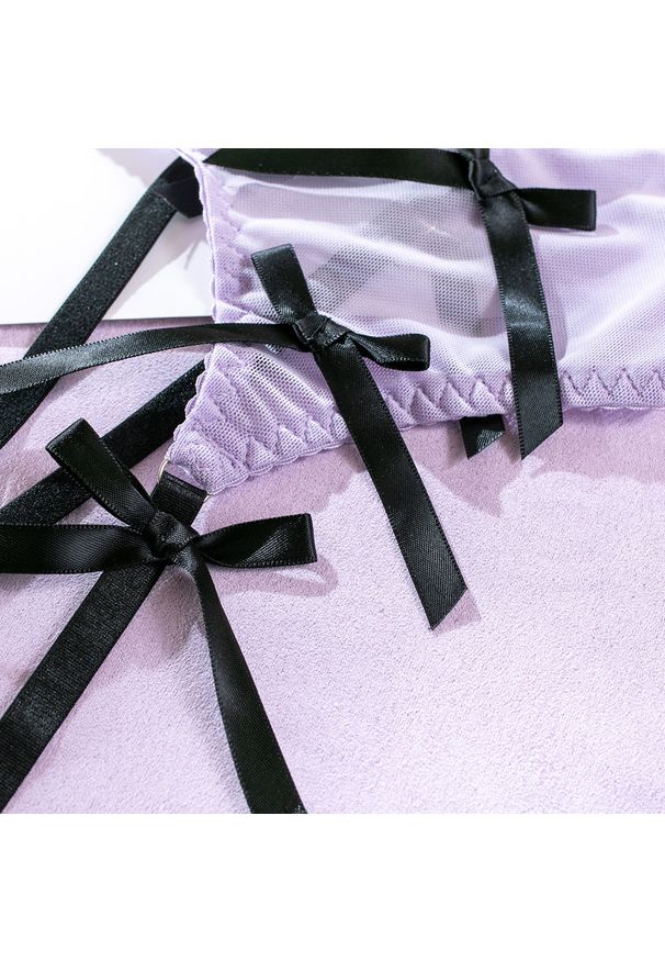 Intica - Komplet bielizny trzyczęściowy z koronkowym biustonoszem na romantyczne wieczory Therese. Kolor: wielokolorowy. Materiał: koronka. Wzór: aplikacja