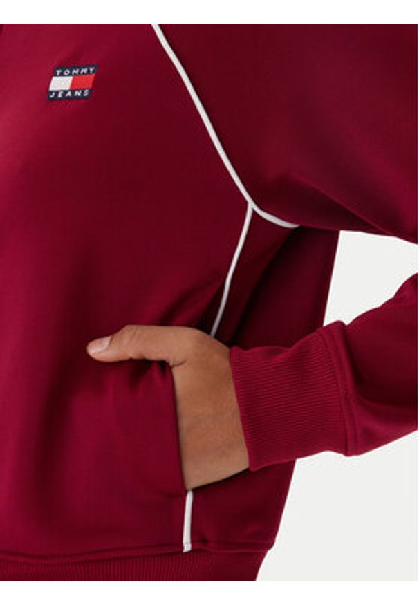 Tommy Jeans Bluza Badge DW0DW21930 Bordowy Regular Fit. Kolor: czerwony. Materiał: syntetyk