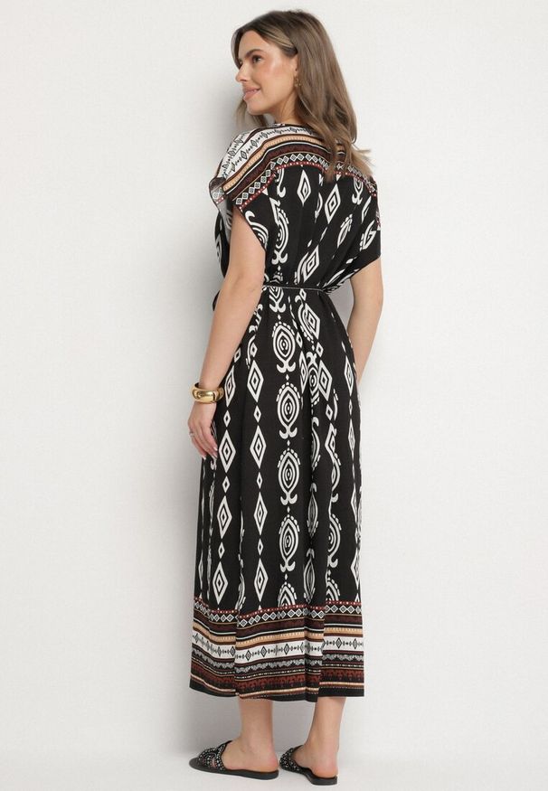 Born2be - Czarna Pudełkowa Sukienka z Wiskozy w Etniczny Wzór Mirosela. Okazja: na co dzień. Kolor: czarny. Materiał: wiskoza. Długość rękawa: krótki rękaw. Styl: elegancki, casual, klasyczny