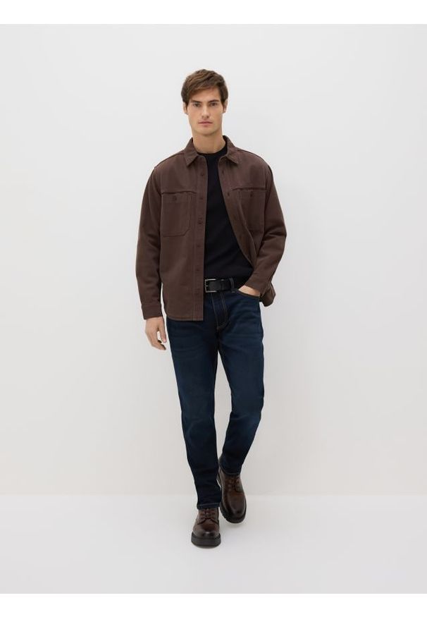 Reserved - Jeansy slim z paskiem - granatowy. Kolor: niebieski