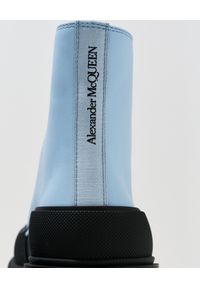 Alexander McQueen - ALEXANDER MCQUEEN - Niebieskie botki na platformie. Nosek buta: okrągły. Zapięcie: sznurówki. Kolor: czarny. Obcas: na platformie. Styl: klasyczny #7