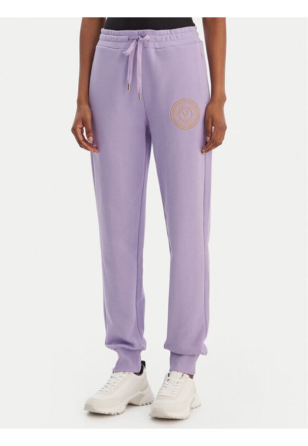 Versace Jeans Couture Spodnie dresowe 80HAAT02 CF01T Fioletowy Regular Fit. Kolor: fioletowy. Materiał: bawełna