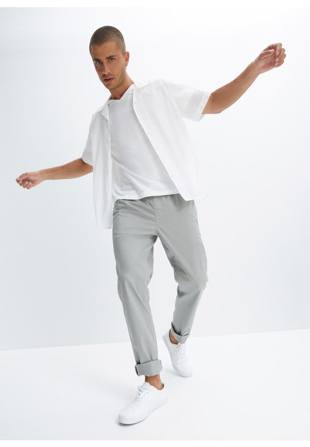 bonprix - Spodnie ze stretchem i elastyczną gumką w talii, regular fit, prosta nogawka. Kolor: szary