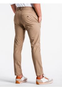 Ombre Clothing - Spodnie męskie chino P830 - beżowe - XL. Kolor: beżowy. Materiał: bawełna, tkanina, elastan. Styl: klasyczny, elegancki #3