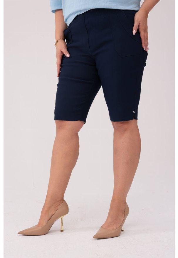 Nasi partnerzy - Komfortowe czarne spodnie bermudy PLUS SIZE XXL OVERSIZE. Kolekcja: plus size. Kolor: czarny. Materiał: poliester, tkanina, wiskoza, włókno, elastan. Długość: krótkie