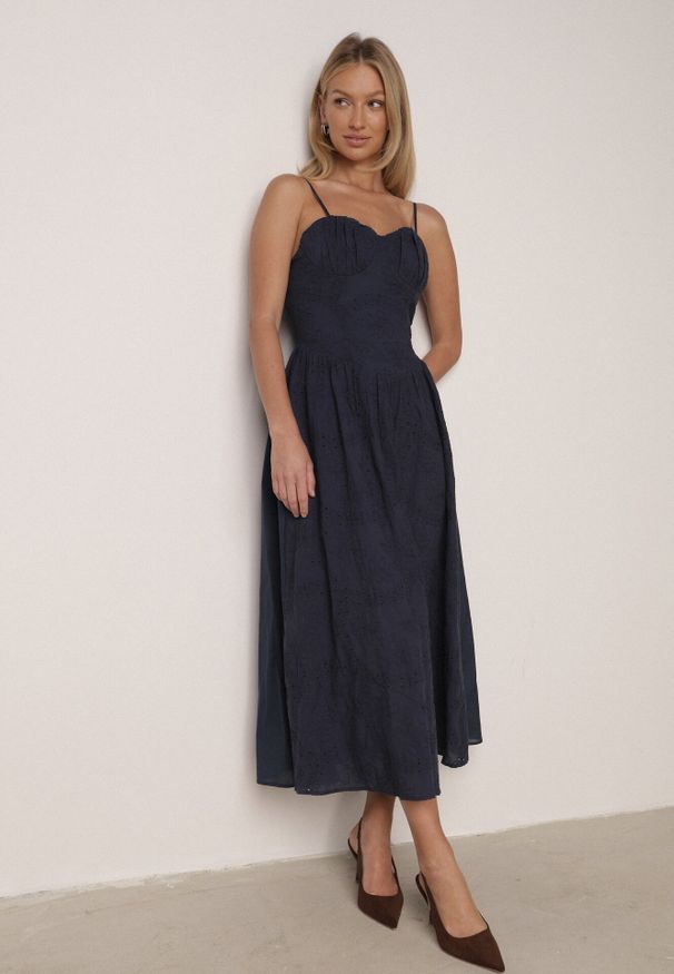 Born2be - Granatowa Bawełniana Sukienka o Rozkloszowanym Kroju na Ramiączka z Haftem Rhethiphe. Okazja: na co dzień, na spacer. Typ kołnierza: dekolt gorset. Kolor: niebieski. Wzór: haft. Typ sukienki: gorsetowe, rozkloszowane, proste. Materiał: bawełna. Długość rękawa: na ramiączkach. Sezon: wiosna, lato. Styl: casual, klasyczny, elegancki