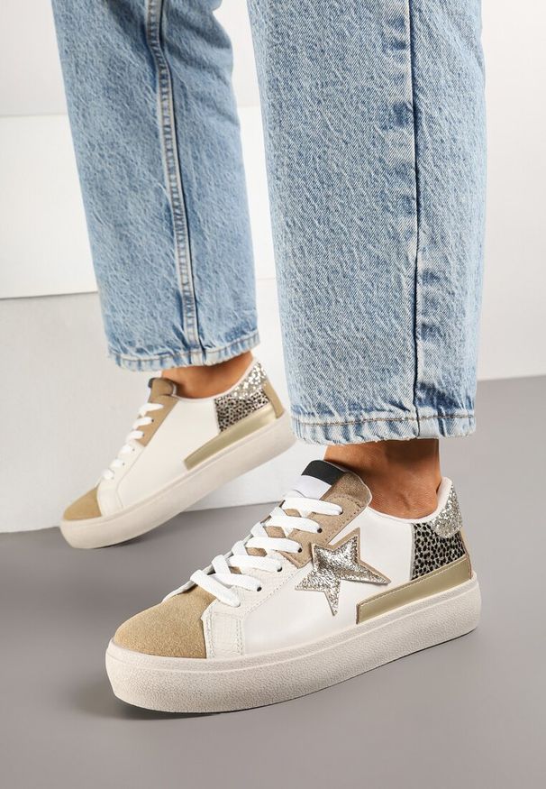 Renee - Ciemnobeżowe Sneakersy na Niskiej Platformie z Brokatowymi Zdobieniami Felaven. Okazja: na co dzień. Kolor: beżowy. Materiał: jeans. Wzór: aplikacja. Obcas: na platformie