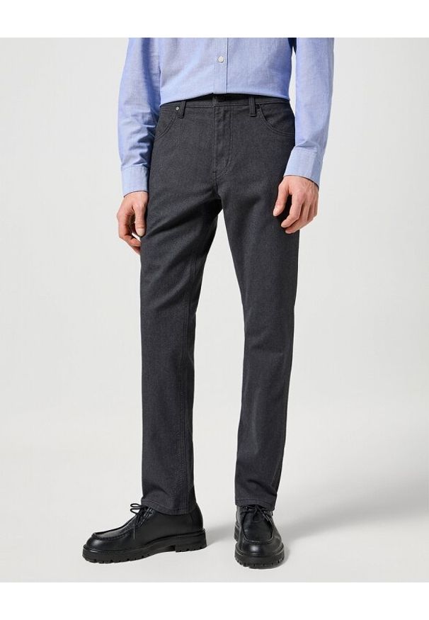 Wrangler - WRANGLER MĘSKIE SPODNIE MATERIAŁOWE GREENSBORO CHARCOAL 112358042 W15Q014757