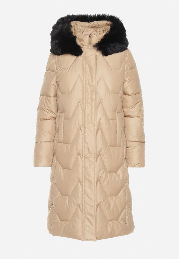 Born2be - Beżowa Pikowana Kurtka o Długim Kroju z Kapturem Kieszeniami i Odpinanym Futerkiem Liliraeth. Okazja: na co dzień, na spacer. Typ kołnierza: kaptur. Kolor: beżowy. Materiał: futro. Długość rękawa: długi rękaw. Długość: długie. Wzór: aplikacja. Styl: casual, elegancki