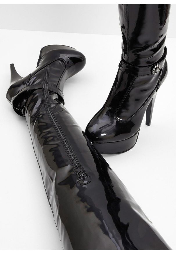 bonprix - Kozaki lakierowane na platformie o długości nad kolano. Kolor: czarny. Materiał: lakier. Obcas: na platformie