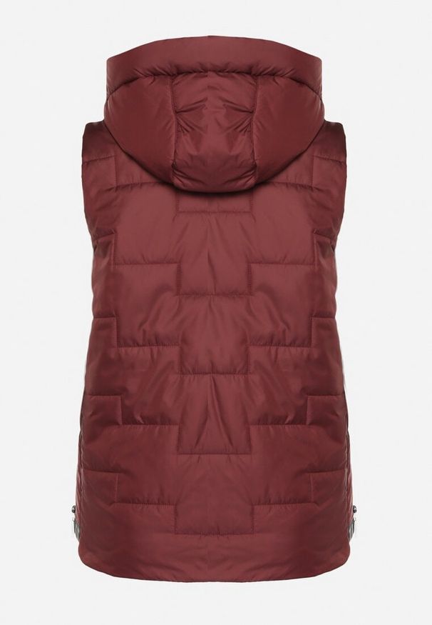 Born2be - Bordowa Pikowana Kamizelka z Kapturem i Sznurkami Imvila. Okazja: na co dzień. Typ kołnierza: kaptur. Kolor: czerwony. Materiał: jeans. Wzór: aplikacja. Styl: klasyczny, casual, elegancki