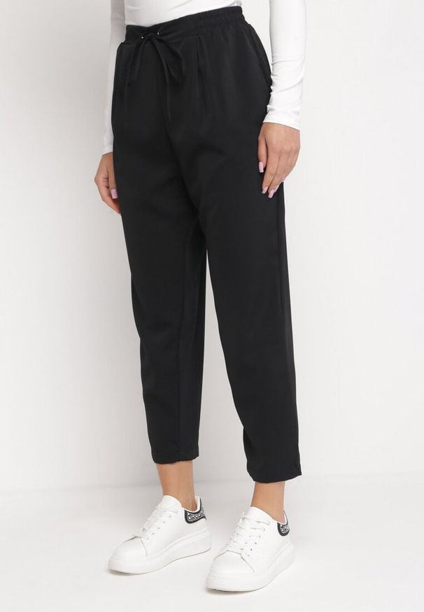 Born2be - Czarne Spodnie z Gumką w Pasie Ściągane Troczkiem i z Kieszeniami Maylai. Kolor: czarny