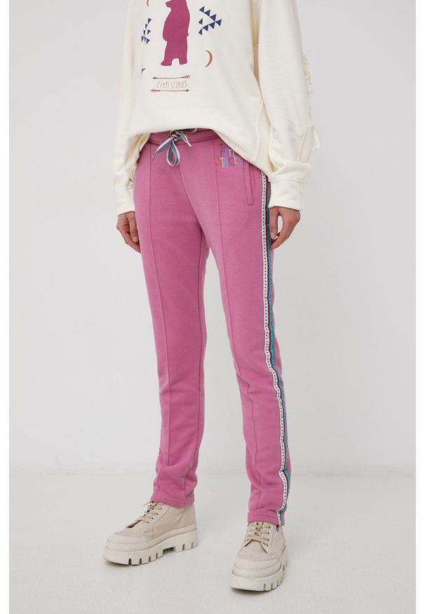 Femi Stories Spodnie damskie kolor fioletowy z nadrukiem. Kolor: fioletowy. Wzór: nadruk
