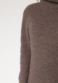 Born2be - Jasnobrązowa Sukienka Sweterkowa z Golfem z Wiskozą i Wełną Fedamira. Okazja: na co dzień. Typ kołnierza: golf. Kolor: beżowy. Materiał: wełna, wiskoza. Typ sukienki: proste. Styl: casual, klasyczny. Długość: maxi #6