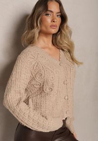 Renee - Beżowy Kardigan w Stylu Oversize z Guzikami i Ozdobnymi Tłoczeniami Palabia. Kolor: beżowy. Sezon: zima #5