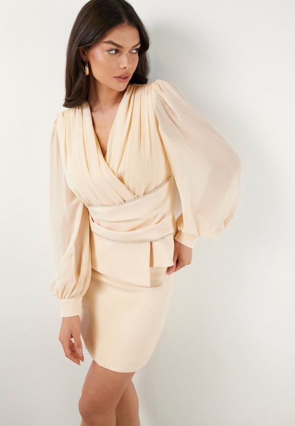 Born2be - Beżowa Gładka Spódnica VICES o Ołówkowym Kroju Abilura. Okazja: na komunię, do pracy, na spotkanie biznesowe. Kolor: beżowy. Wzór: gładki. Styl: biznesowy