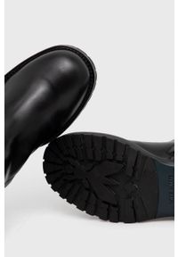 Patrizia Pepe Kozaki skórzane damskie kolor czarny na płaskim obcasie. Nosek buta: okrągły. Kolor: czarny. Materiał: skóra. Szerokość cholewki: normalna. Obcas: na obcasie. Wysokość obcasa: niski #3