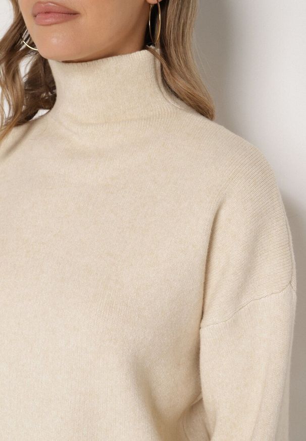 Born2be - Jasnobeżowy Golf z Bufiastymi Rękawami Wedelia. Okazja: na co dzień. Typ kołnierza: golf. Kolor: beżowy. Materiał: jeans. Styl: casual, elegancki, klasyczny