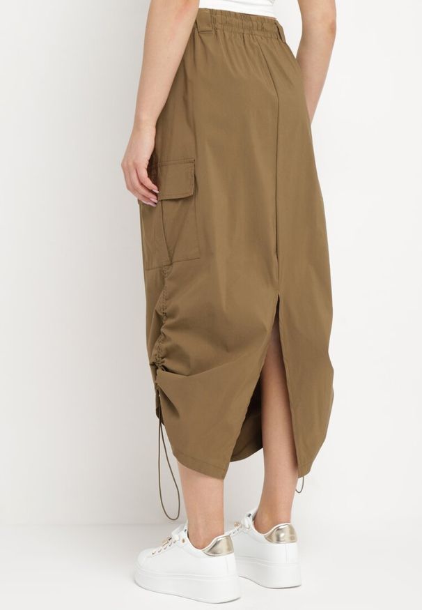 Born2be - Brązowa Spódnica z Kieszeniami w Stylu Cargo na Dole Ściągacze ze Stoperem Obilasa. Okazja: na co dzień. Kolor: brązowy. Materiał: tkanina. Styl: casual, klasyczny, elegancki