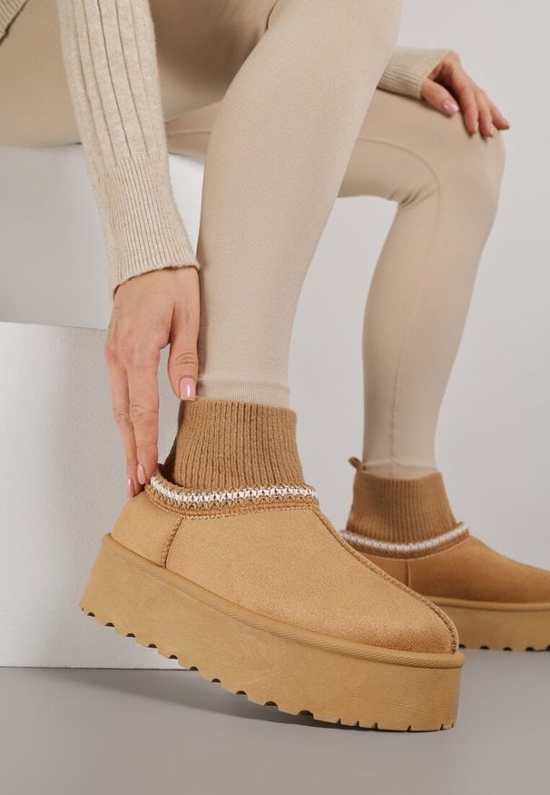 Renee - Jasnobrązowe Śniegowce VICES na Platformie ze Skarpetkową Cholewką i Haftem Ebentia. Kolor: brązowy. Materiał: jeans, puch, dzianina. Szerokość cholewki: normalna. Wzór: haft. Sezon: zima. Obcas: na platformie