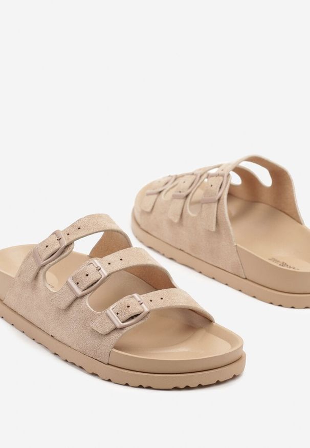 Renee - Ciemnobeżowe Klapki z Ekozamszu z Trzema Paseczkami z Klamrami Agisia. Okazja: na co dzień. Kolor: beżowy. Materiał: len. Sezon: lato. Obcas: na obcasie. Styl: elegancki, casual. Wysokość obcasa: niski