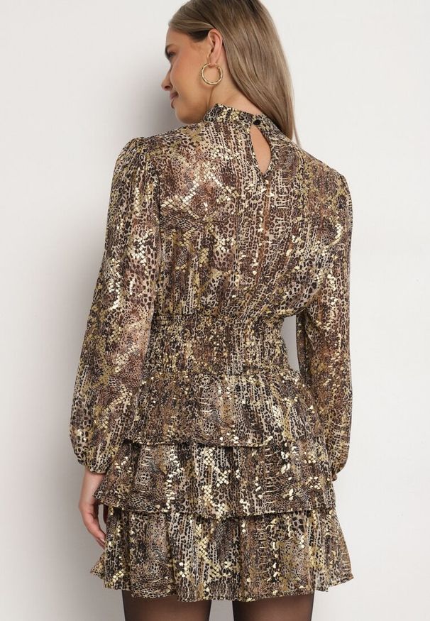 Born2be - Brązowa Rozkloszowana Sukienka w Panterkę z Falbankami i Gumkami w Pasie Tinnorisa. Okazja: na imprezę. Typ kołnierza: kołnierz z falbankami. Kolor: brązowy. Wzór: motyw zwierzęcy. Typ sukienki: rozkloszowane. Styl: elegancki