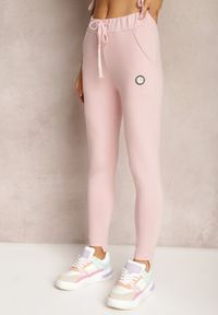 Renee - Różowe Dresowe Spodnie z Bawełny High Waist Ozdobione Naszywką Lorniwa. Okazja: na co dzień. Stan: podwyższony. Kolor: różowy. Materiał: dresówka, bawełna. Wzór: aplikacja. Styl: casual, elegancki #5