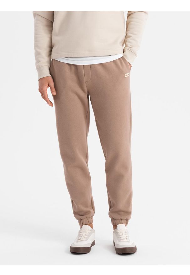 Ombre Clothing - Klasyczne spodnie dresowe unisex ze ściągaczami – brązowe V16 OU-PSBC-0100 - XL/XXL. Kolor: brązowy. Materiał: dresówka. Wzór: aplikacja. Styl: klasyczny