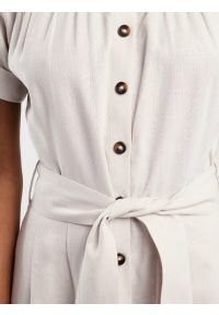 Big-Star - Sukienka damska midi lniana z wiązaniem w pasie beżowa Okire 800. Okazja: na co dzień. Kolor: beżowy. Materiał: len. Długość rękawa: krótki rękaw. Sezon: lato. Typ sukienki: koszulowe, proste. Styl: casual, elegancki. Długość: midi #2