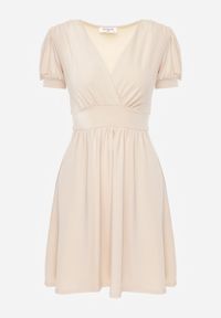 Renee - Beżowa Sukienka Agamia. Kolor: beżowy. Materiał: dzianina. Długość rękawa: krótki rękaw. Typ sukienki: kopertowe. Długość: mini #4