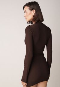 Born2be - Brązowa Dopasowana Sukienka Koktajlowa z Marszczeniem i Aplikacjami Phaiseithe. Okazja: na randkę. Kolor: brązowy. Materiał: materiał. Wzór: aplikacja. Styl: wizytowy #4