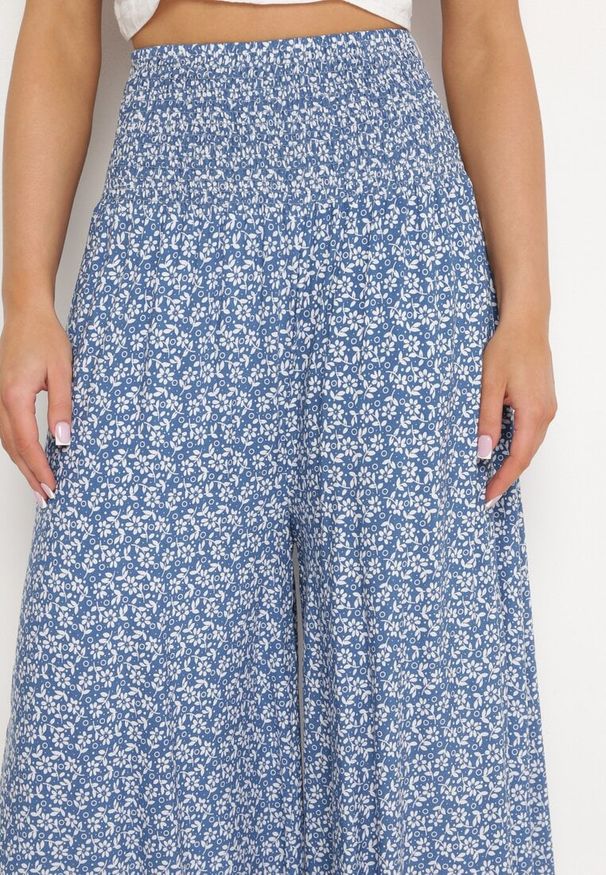 Born2be - Niebieskie Bawełniane Spodnie Kuloty z Wysokim Stanem i Wzorem w Kwiaty Ondinne. Okazja: na co dzień. Stan: podwyższony. Kolor: niebieski. Materiał: bawełna. Wzór: kwiaty. Styl: elegancki, casual