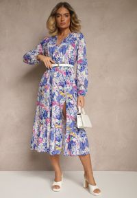 Renee - Niebieska Sukienka w Kwiatowy Print o Rozkloszowanym Kroju z Dekoltem w Serek Janellia. Typ kołnierza: dekolt w serek. Kolor: niebieski. Długość rękawa: długi rękaw. Wzór: kwiaty, nadruk. Typ sukienki: rozkloszowane