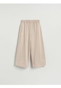 Reserved - Luźne spodnie dresowe - beżowy. Kolor: beżowy. Materiał: dresówka #1