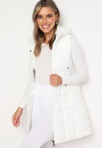 Born2be - Biała Pikowana Kamizelka z Odpinanym Kapturem i Kieszeniami na Suwak Anoria. Okazja: na co dzień. Kolor: biały. Materiał: jeans. Wzór: aplikacja. Styl: casual, klasyczny