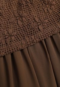 Renee - Brązowa Ażurowa Sukienka z Transparentnym Dołem i Usztywnionymi Ramionami Semiris. Kolor: brązowy. Wzór: ażurowy. Styl: klasyczny #3