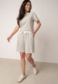 Born2be - Kremowo-Czarne Bawełniane Szorty Dresowe w Drobne Paseczki Wiązane na Sznurki Loregune. Okazja: do domu, na co dzień. Kolor: czarny. Materiał: bawełna, dresówka. Długość: krótkie. Wzór: gładki. Styl: elegancki, klasyczny, casual #2