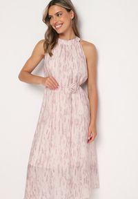 Born2be - Jasnoróżowa Koktajlowa Sukienka z Dekoltem Typu Halter z Broszką w Kształcie Kwiatu Vikiida. Typ kołnierza: dekolt halter. Kolor: różowy. Długość rękawa: bez rękawów. Wzór: kwiaty. Styl: wizytowy #5