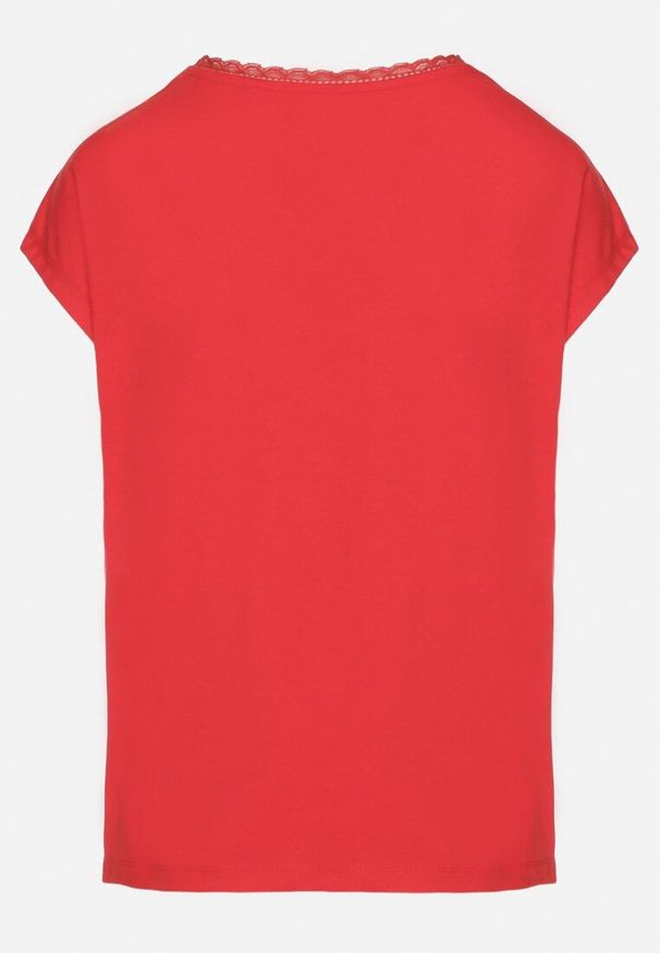 Born2be - Czerwony Bawełniany T-shirt z Koronką przy Dekolcie Ralettia. Okazja: na co dzień. Kolor: czerwony. Materiał: bawełna, koronka. Wzór: koronka. Styl: casual