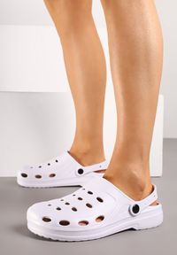 Born2be - Białe Klapki z Ażurową Cholewką Lumacine. Okazja: na co dzień, na spacer. Kolor: biały. Wzór: ażurowy. Sezon: lato. Styl: elegancki, casual