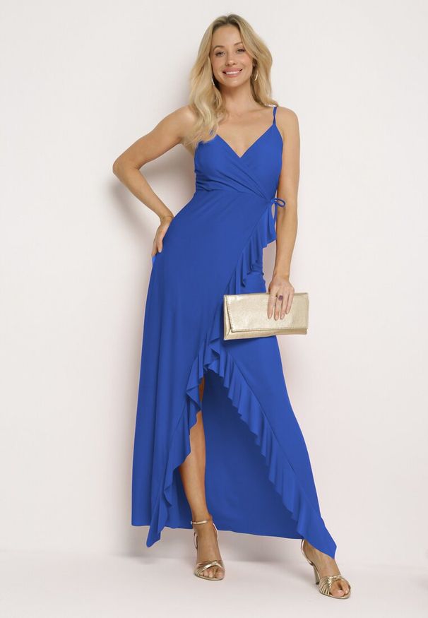 Born2be - Granatowa Koktajlowa Sukienka z Kopertowym Dekoltem na Ramiączkach z Ozdobną Falbanką Nestasi. Okazja: na co dzień. Kolor: niebieski. Długość rękawa: na ramiączkach. Typ sukienki: kopertowe. Styl: wizytowy