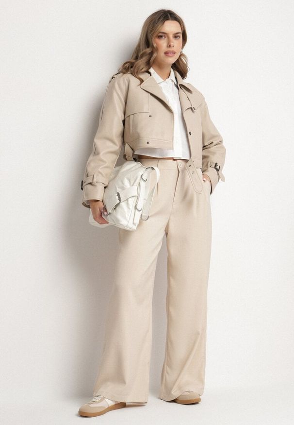 Born2be - Beżowa Kurtka Ramoneska o Krótkim Fasonie Typu Trencz Nilanelia. Kolor: beżowy. Materiał: jeans. Długość rękawa: długi rękaw. Długość: krótkie. Styl: klasyczny, elegancki