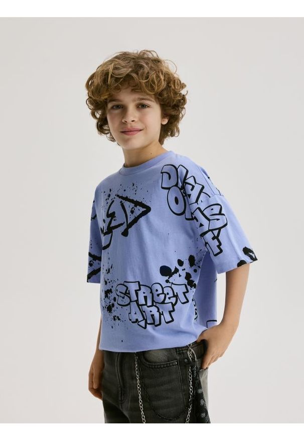 Reserved - T-shirt z nadrukiem - jasnoniebieski. Kolor: niebieski. Materiał: dzianina, bawełna. Wzór: nadruk