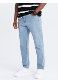 Ombre Clothing - Męskie spodnie jeansowe CARROT FIT z delikatnymi przetarciami – jasnoniebieskie V2. Okazja: na co dzień. Kolor: niebieski. Materiał: jeans. Wzór: aplikacja. Styl: casual