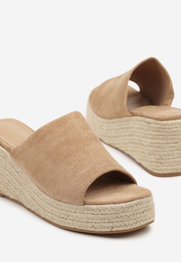 Renee - Ciemnobeżowe Klapki Boho na Plecionym Koturnie Idalissea. Okazja: na imprezę, na spacer. Kolor: beżowy. Sezon: lato. Obcas: na koturnie. Styl: boho