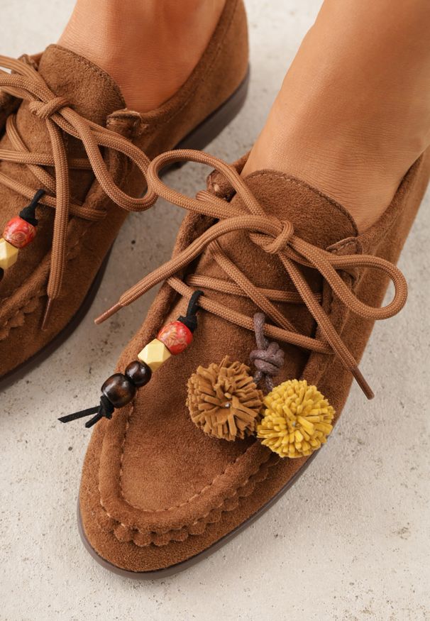 Renee - Brązowe Mokasyny VICES ze Skórzaną Wkładką i Pomponami Loraerin. Nosek buta: okrągły. Kolor: brązowy. Materiał: skóra. Wzór: aplikacja. Obcas: na obcasie. Wysokość obcasa: niski