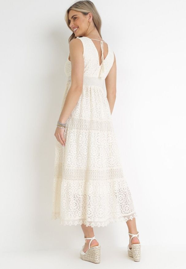 Born2be - Beżowa Koronkowa Sukienka Maxi z Głębokim Dekoltem i Ozdobnym Wiązaniem Nohia. Kolor: beżowy. Materiał: koronka. Długość rękawa: bez rękawów. Wzór: ażurowy. Sezon: wiosna, lato. Długość: maxi